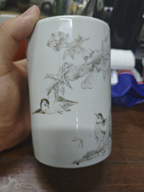 古玩陶瓷花鳥紋刻瓷筆筒真品鑒賞圖