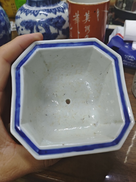 古玩陶瓷博古圖青花四足花盆真品鑒賞圖