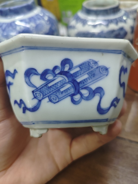 古玩陶瓷博古圖青花四足花盆真品鑒賞圖