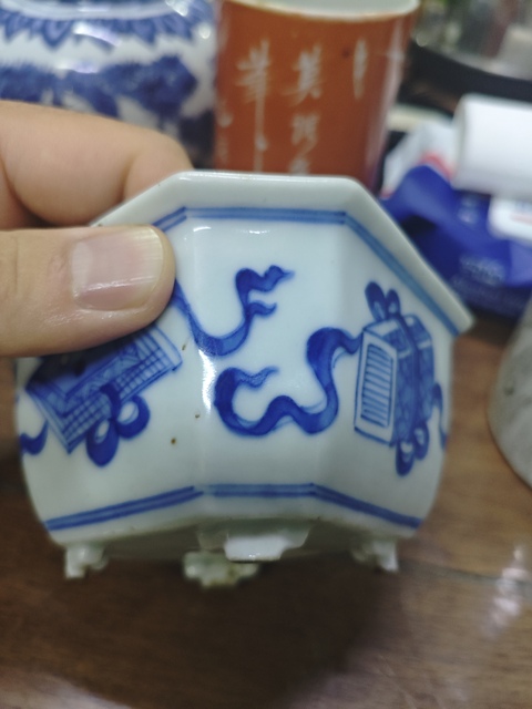 古玩陶瓷博古圖青花四足花盆真品鑒賞圖