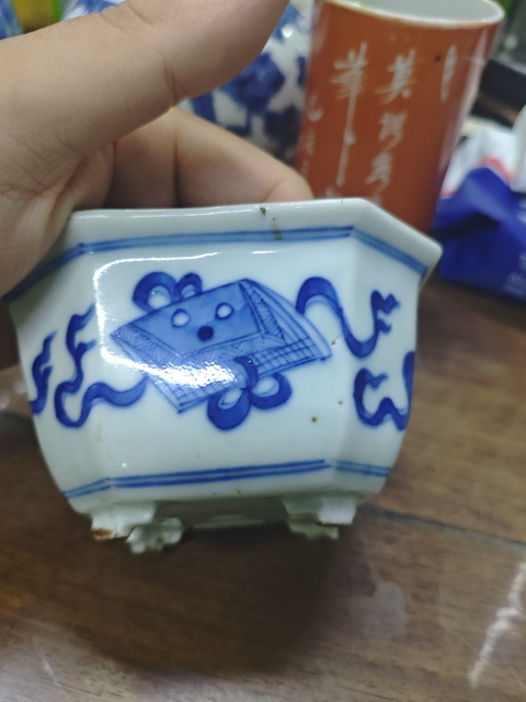 古玩陶瓷博古圖青花四足花盆真品鑒賞圖