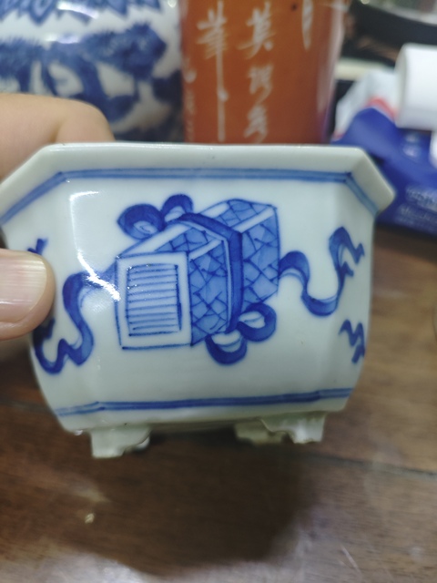 古玩陶瓷博古圖青花四足花盆真品鑒賞圖