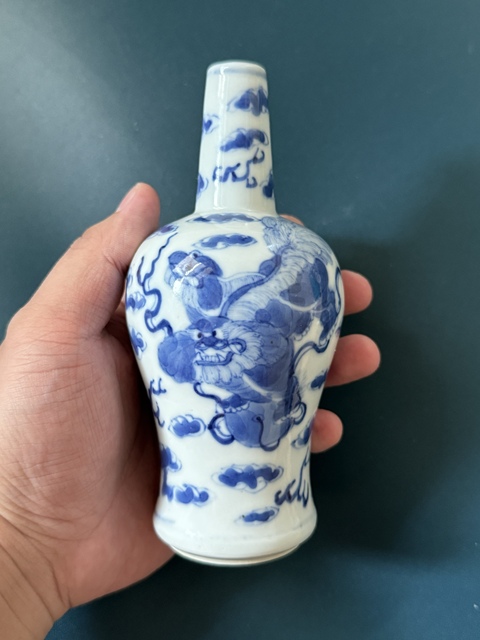 古玩陶瓷獅紋青花瓶真品鑒賞圖