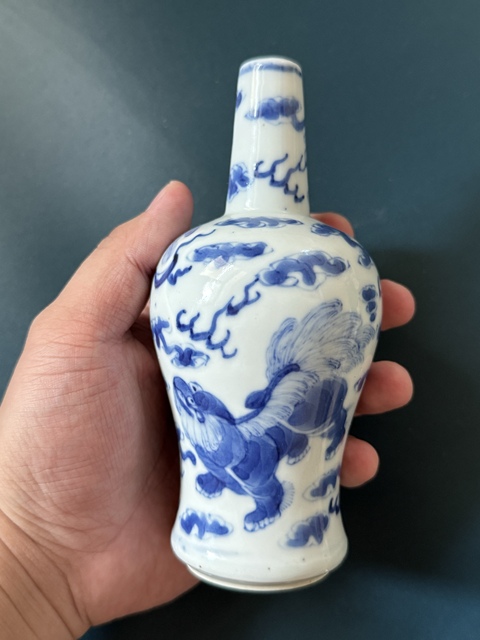 古玩陶瓷獅紋青花瓶真品鑒賞圖