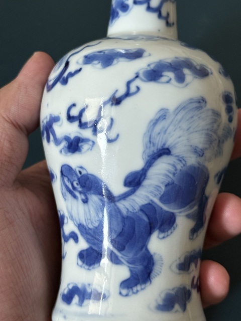 古玩陶瓷獅紋青花瓶真品鑒賞圖
