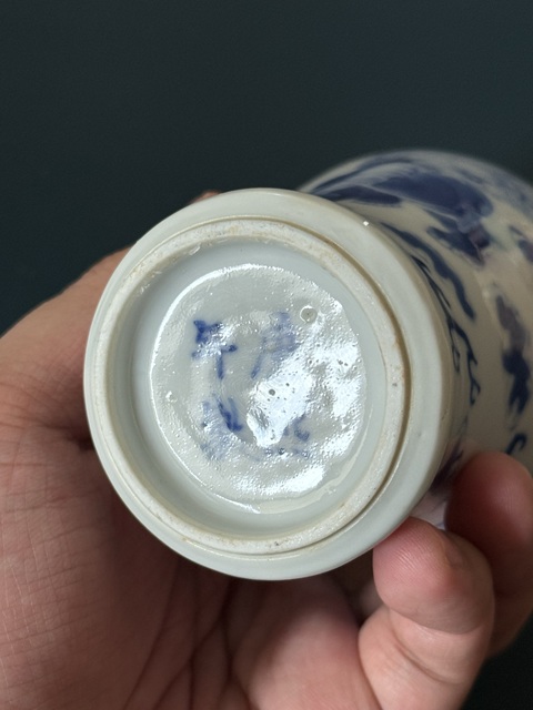 古玩陶瓷獅紋青花瓶真品鑒賞圖