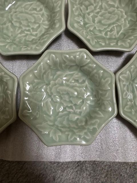 古玩陶瓷青釉印花盤真品鑒賞圖