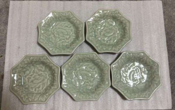 古玩陶瓷青釉印花盤真品鑒賞圖
