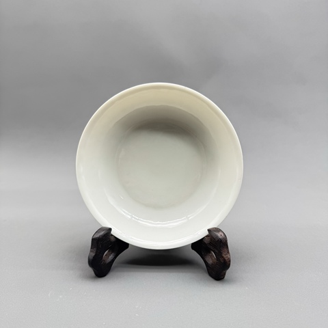 古玩陶瓷米黃釉暗刻龍紋盤真品鑒賞圖