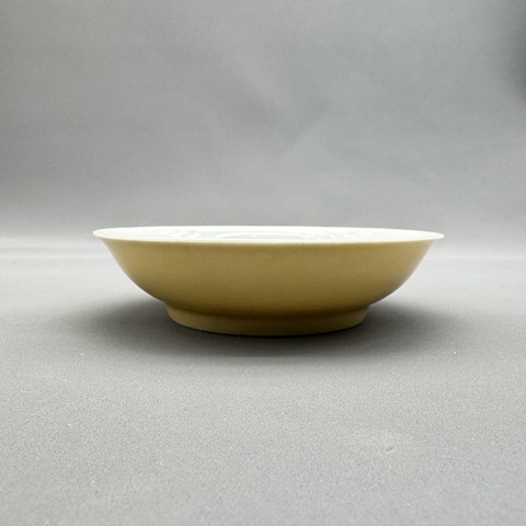 古玩陶瓷米黃釉暗刻龍紋盤真品鑒賞圖