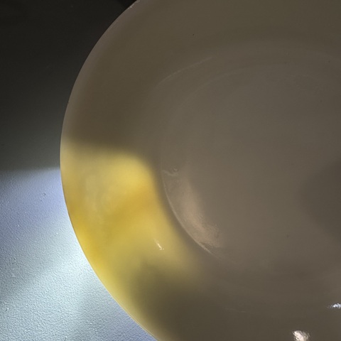 古玩陶瓷米黃釉暗刻龍紋盤真品鑒賞圖