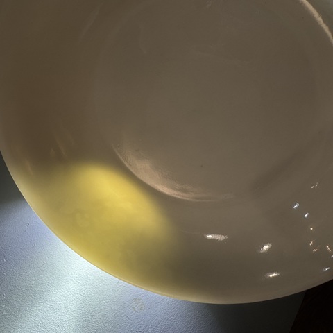 古玩陶瓷米黃釉暗刻龍紋盤真品鑒賞圖