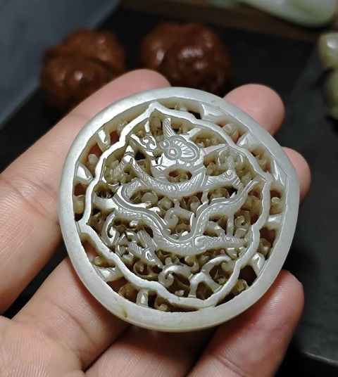 古玩玉器和田玉雕龍紋帶飾真品鑒賞圖