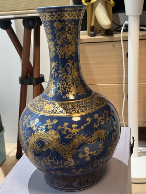 古玩陶瓷晚清·藍釉描金雙龍戲珠紋賞瓶拍賣,當前價格75000元