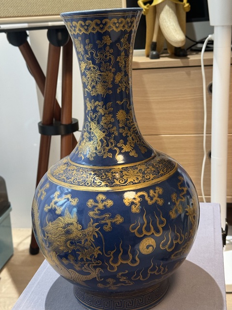 古玩陶瓷晚清·藍釉描金雙龍戲珠紋賞瓶拍賣,當前價格75000元