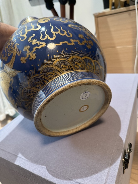 古玩陶瓷晚清·藍釉描金雙龍戲珠紋賞瓶拍賣,當前價格75000元