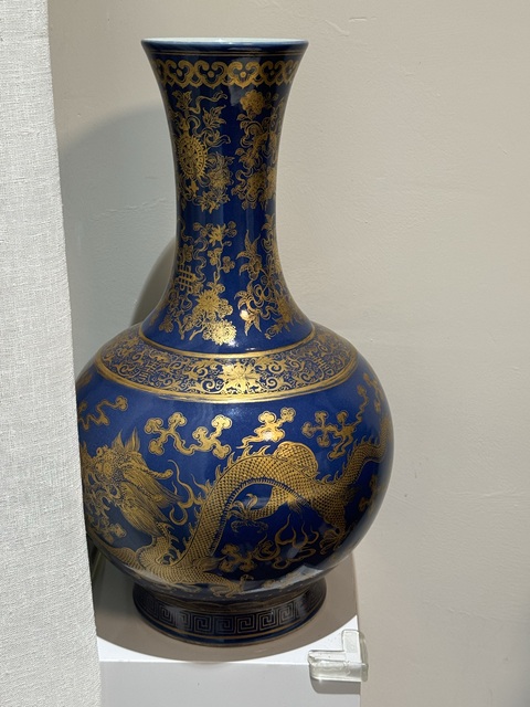 古玩陶瓷晚清·藍釉描金雙龍戲珠紋賞瓶拍賣,當前價格75000元