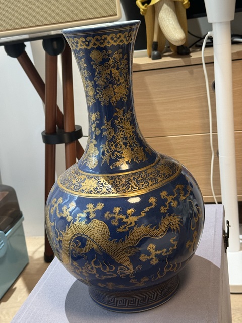 古玩陶瓷晚清·藍釉描金雙龍戲珠紋賞瓶拍賣,當前價格75000元