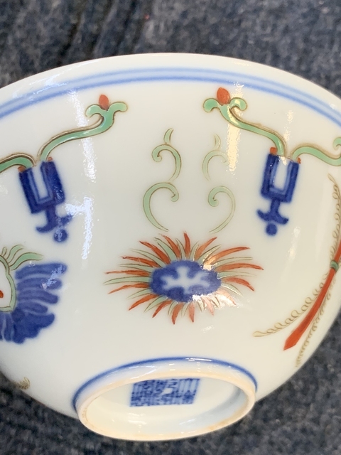 古玩陶瓷斗彩忍冬紋茶碗真品鑒賞圖