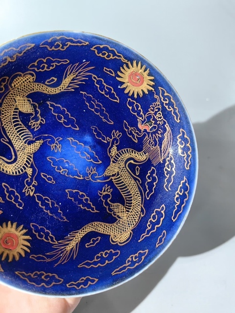 古玩陶瓷藍釉描金龍紋盤真品鑒賞圖