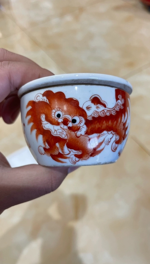古玩陶瓷礬紅獅紋蓋缸真品鑒賞圖
