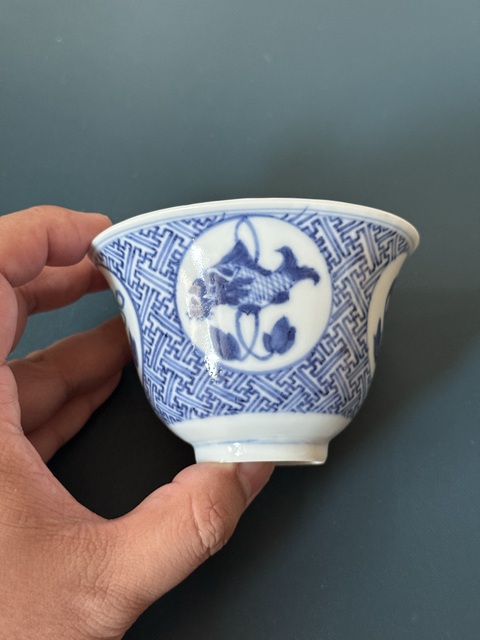 古玩陶瓷晚清青花萬字底開光魚化龍紋鈴鐺杯真品鑒賞圖