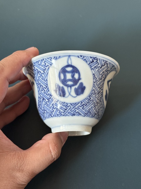 古玩陶瓷晚清青花萬字底開光魚化龍紋鈴鐺杯真品鑒賞圖