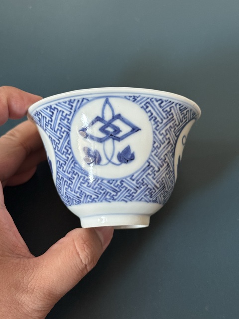古玩陶瓷晚清青花萬字底開光魚化龍紋鈴鐺杯真品鑒賞圖