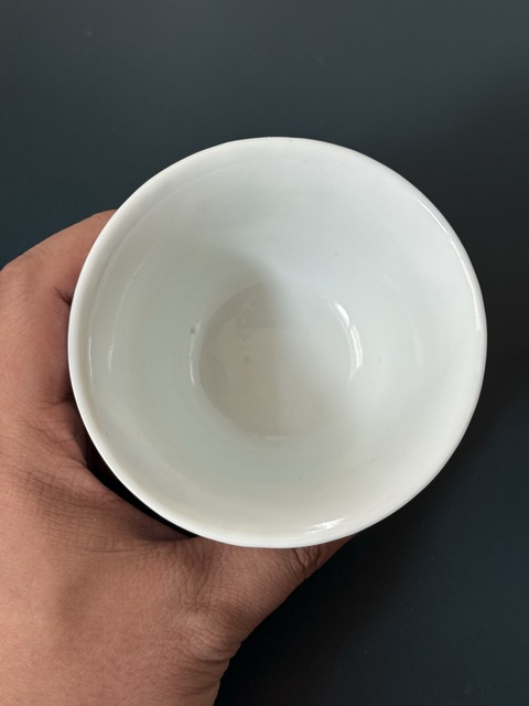 古玩陶瓷晚清青花萬字底開光魚化龍紋鈴鐺杯真品鑒賞圖