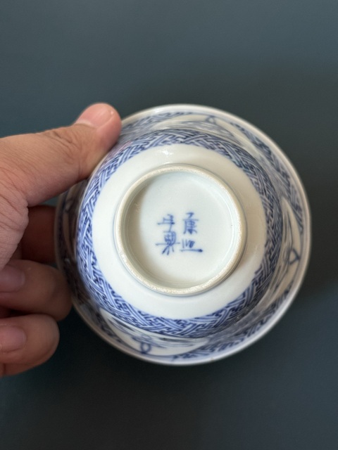 古玩陶瓷晚清青花萬字底開光魚化龍紋鈴鐺杯真品鑒賞圖