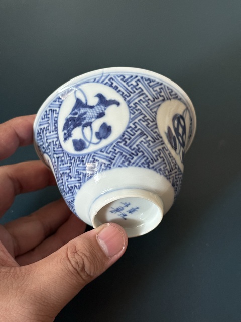 古玩陶瓷晚清青花萬字底開光魚化龍紋鈴鐺杯真品鑒賞圖