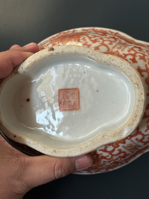 古玩陶瓷清·同治礬紅纏枝寶相花間壽字紋貢盤拍賣，當(dāng)前價格1880元