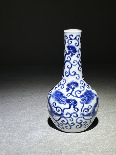古玩陶瓷青花夔龍紋長頸瓶真品鑒賞圖