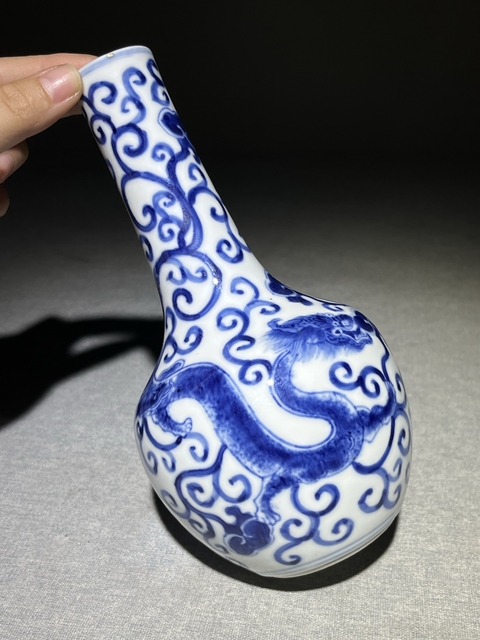古玩陶瓷青花夔龍紋長頸瓶真品鑒賞圖