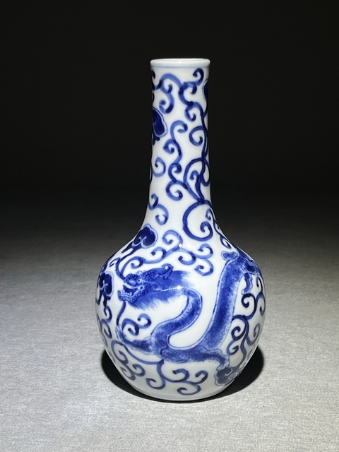 古玩陶瓷青花夔龍紋長頸瓶真品鑒賞圖