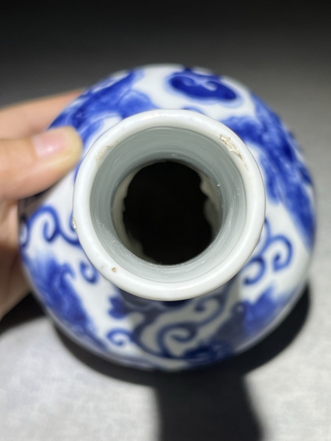 古玩陶瓷青花夔龍紋長頸瓶真品鑒賞圖