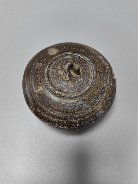 古玩陶瓷洪塘窯褐釉粉盒真品鑒賞圖