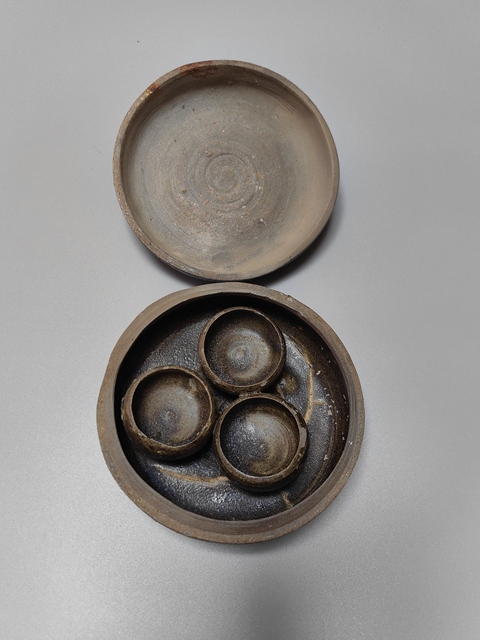 古玩陶瓷洪塘窯褐釉粉盒真品鑒賞圖