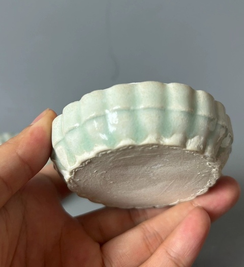 古玩陶瓷青白釉菊瓣粉盒真品鑒賞圖