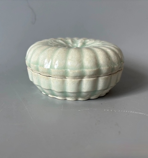古玩陶瓷青白釉菊瓣粉盒真品鑒賞圖