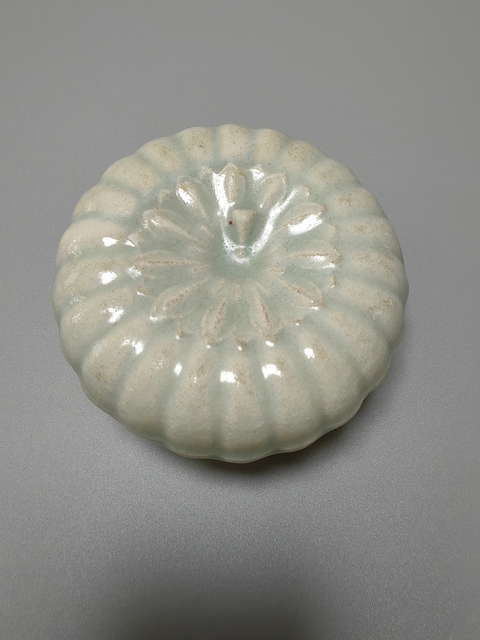 古玩陶瓷青白釉菊瓣粉盒真品鑒賞圖