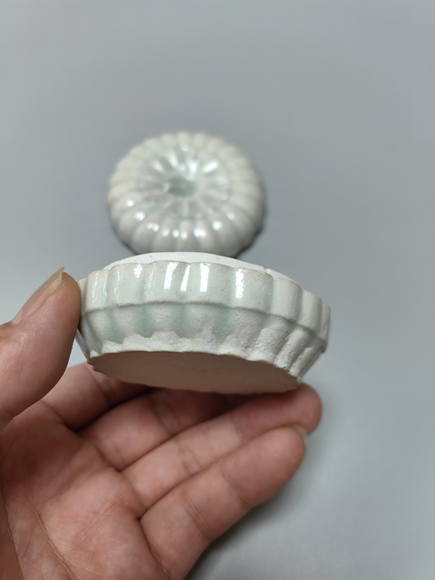 古玩陶瓷青白釉菊瓣粉盒真品鑒賞圖