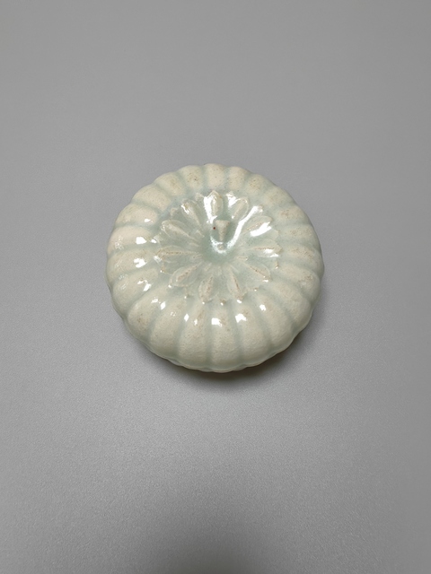 古玩陶瓷青白釉菊瓣粉盒真品鑒賞圖