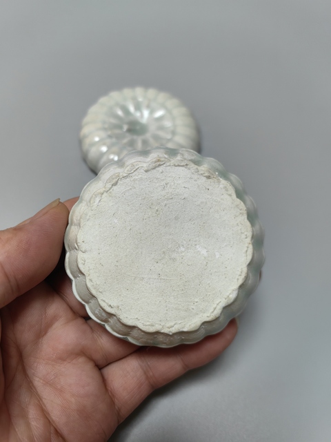古玩陶瓷青白釉菊瓣粉盒真品鑒賞圖