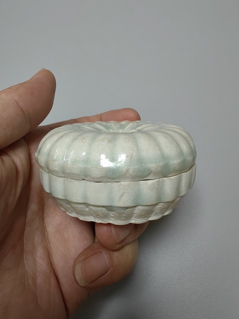 古玩陶瓷青白釉菊瓣粉盒真品鑒賞圖