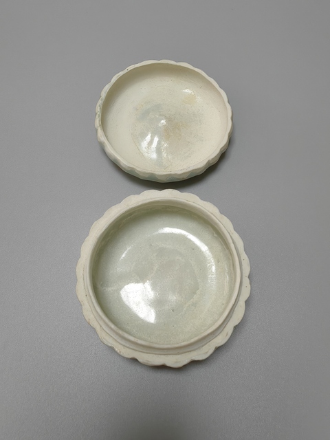 古玩陶瓷青白釉菊瓣粉盒真品鑒賞圖