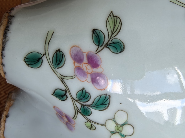 古玩陶瓷粉彩花卉紋蒜頭瓶真品鑒賞圖
