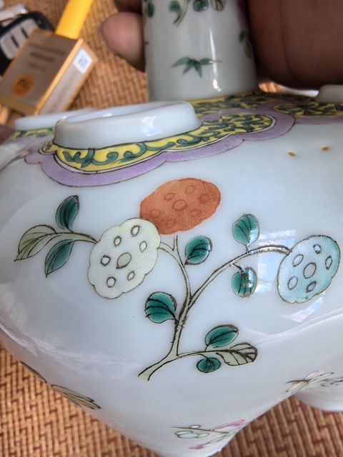 古玩陶瓷粉彩花卉紋蒜頭瓶真品鑒賞圖