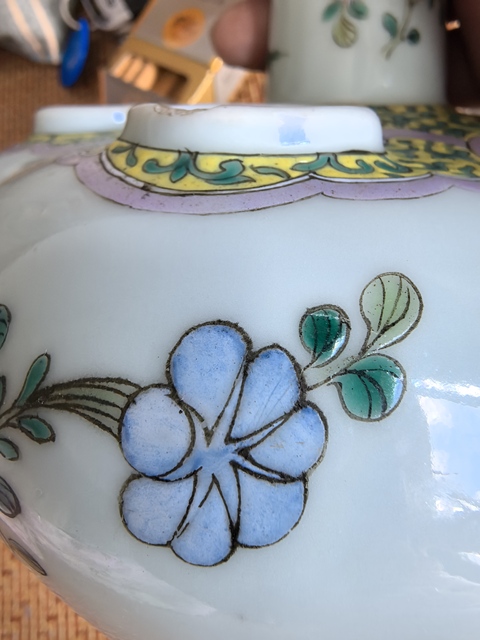 古玩陶瓷粉彩花卉紋蒜頭瓶真品鑒賞圖