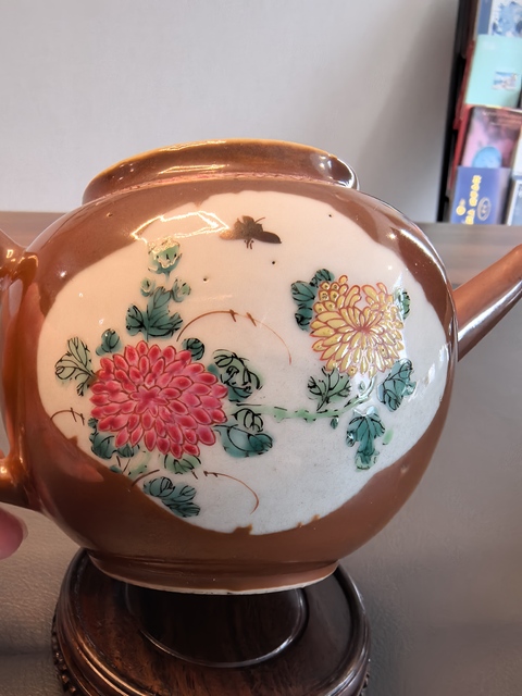 古玩陶瓷雍正紫金釉開窗細路粉彩花卉紋壺真品鑒賞圖
